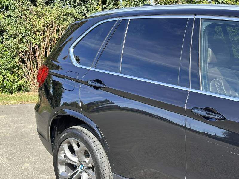 Polissage carrosserie One Step pour éliminer les micro-rayures sur un BMW X5 à Bazougers