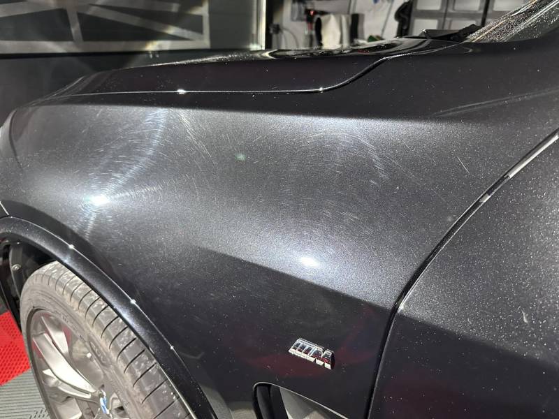 Polissage carrosserie One Step pour éliminer les micro-rayures sur un BMW X5 à Bazougers