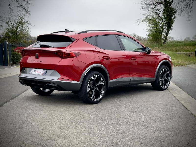 Application protection céramique Titan Coatings sur un Cupra Formentor près du Mans