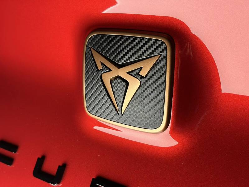 Application protection céramique Titan Coatings sur un Cupra Formentor près du Mans