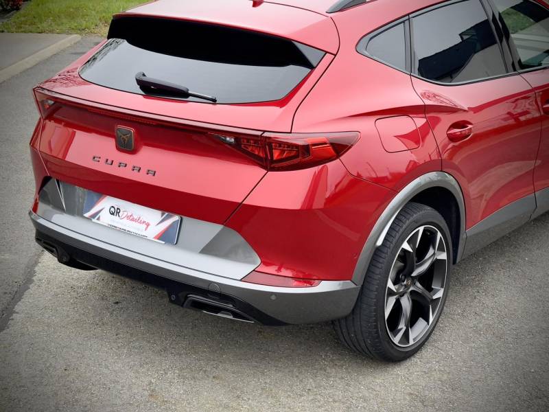 Application protection céramique Titan Coatings sur un Cupra Formentor près du Mans