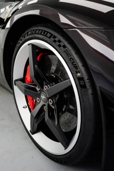 Protection PPF complète sur Ferrari 296 Speciale noir Purosangue près de Rennes et Laval