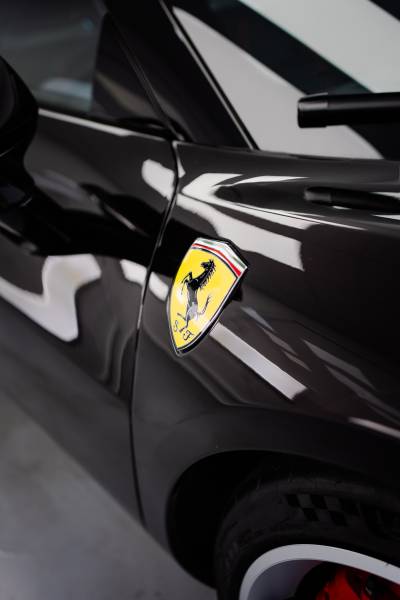 Protection PPF complète sur Ferrari 296 Speciale noir Purosangue près de Rennes et Laval